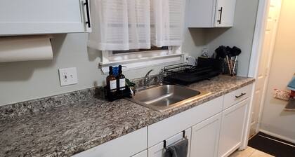 Cozy 3-bedroom Home with WiFi & Parking in Detroit