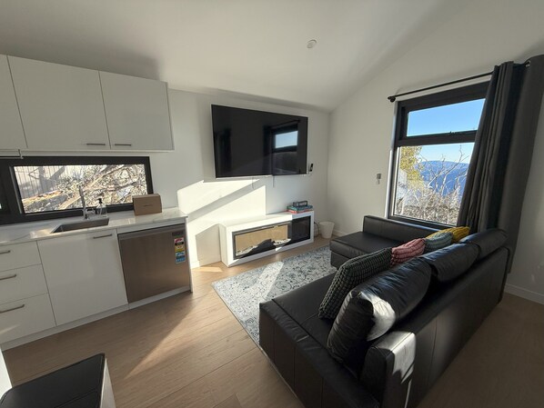 TV connectée, cheminée, écrans d'ordinateur, imprimantes