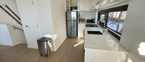 Réfrigérateur, micro-ondes, four, plaque de cuisson