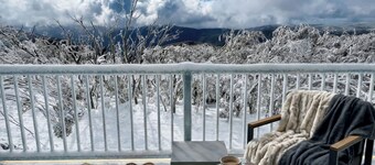 Matterhorn Chalet –Mount Buller Alpine Chalet. Mountain Views. Sleeps 12