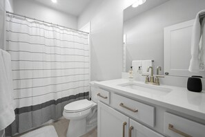 Dusche, umweltfreundliche Kosmetikartikel, Haartrockner, Handtücher