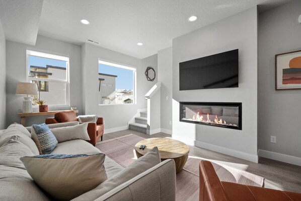 Smart TV, fireplace - Luxury 3 bed / 3 bath townhome in Park City, Sauna, 10 min to world-class skiing (Park City)