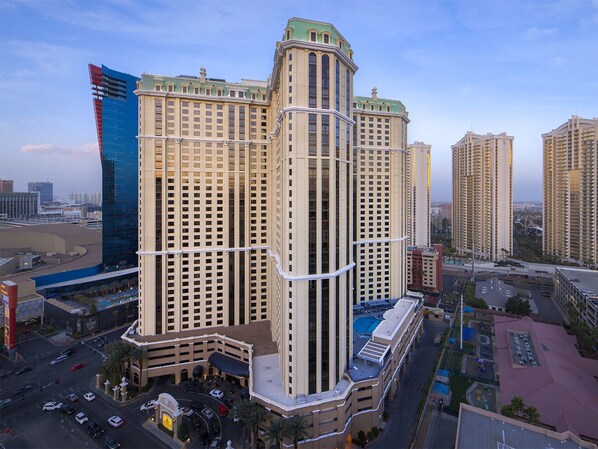Exterior - 2 bedroom Hotel Suite in happening Las Vegas right next to the strip (Las Vegas)