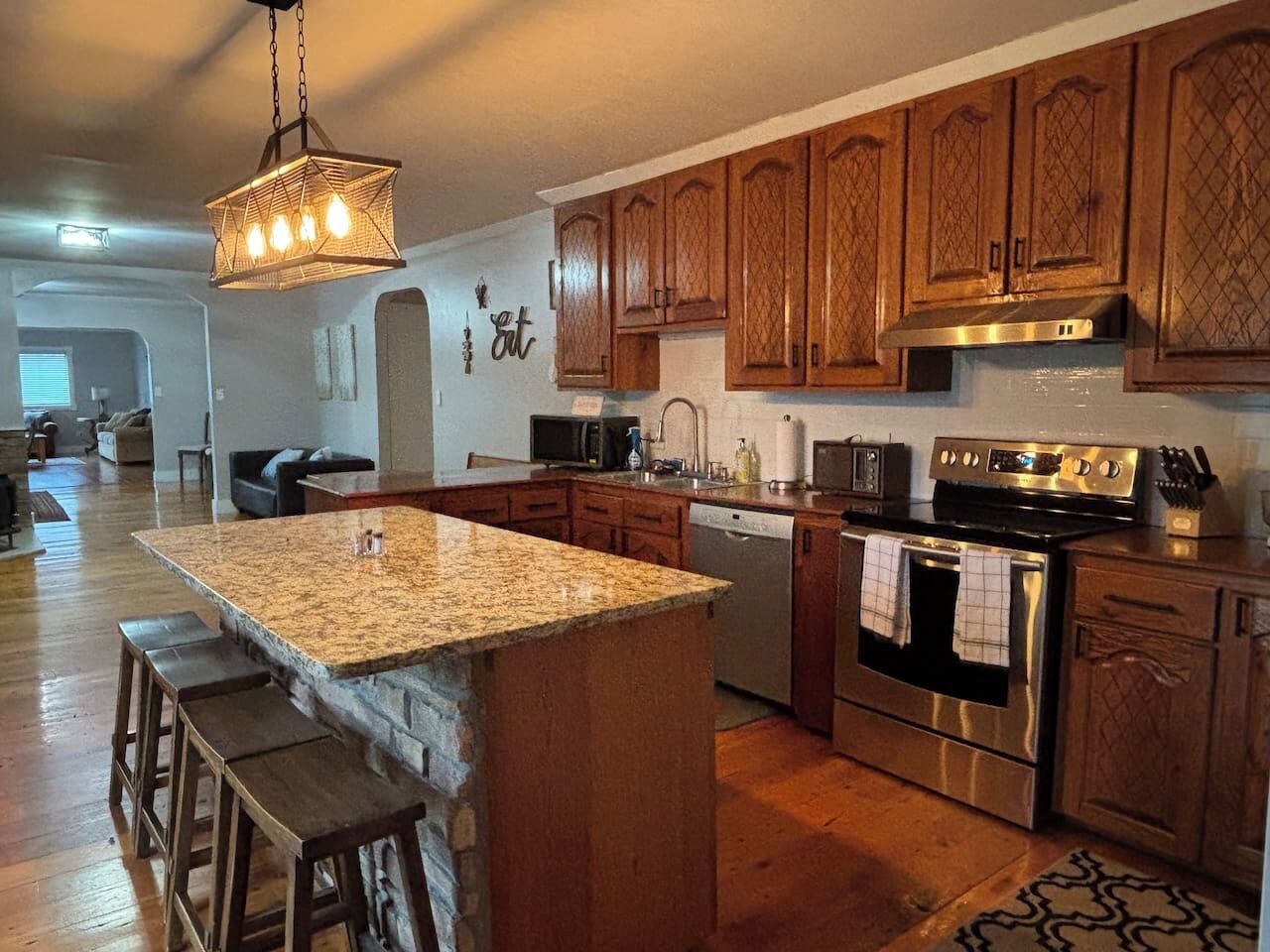 冷蔵庫、電子レンジ、オーブン、コンロ