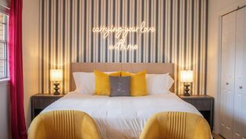 3 bedrooms, desk, WiFi, bed sheets