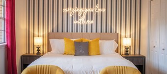 River Run Retreat - Cowboy Pool, Fire Pit & Pool Table! Close to Campus & River