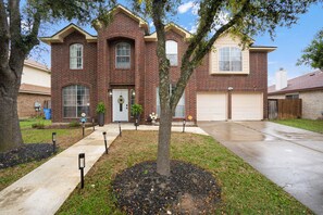 Exterior - Spacious 4-bedroom house in charming Round Rock with WiFi, AC (Round Rock)