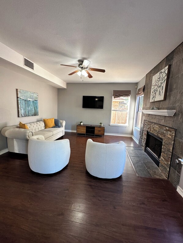 Fireplace - Spacious 4-bedroom house in charming Round Rock with WiFi, AC (Round Rock)