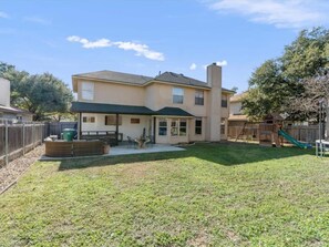 Fully fenced backyard offers a huge grassy lawn perfect for outdoor activities. - Spacious & Stylish 4 BR house Round Rock (Round Rock)