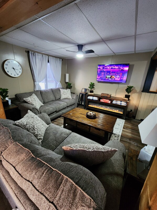 Älytelevisio, takka, kirjoja