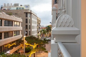 A hotel with a modern architectural design, featuring a balcony with a decorative balustrade. - '32 Duplex' Vacation Apartment with Sea Views, Wi-Fi and Air Conditioning (Santa Cruz de Tenerife)