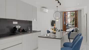 Køleskab, mikrobølgeovn, ovn, kogeplade