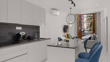 Frigorifero, microonde, forno, piano cottura