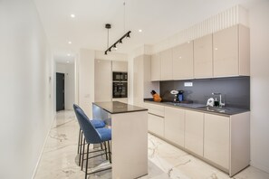 Fridge, microwave, oven, stovetop - Holiday Apartment '2.1 Two-Bedroom Apartment' with Sea View and Air Conditioning (Santa Cruz de Tenerife)