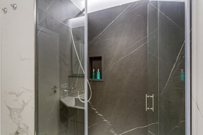 Chuveiro, secador de cabelo, toalhas de banho 