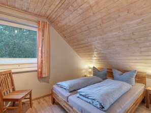 2 bedrooms, iron/ironing board, WiFi