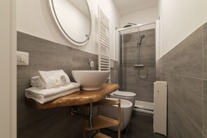 Dusche, Haartrockner, Bidet, Shampoo