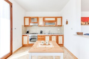 Frigorífico, horno, placa de cocina y hervidor eléctrico