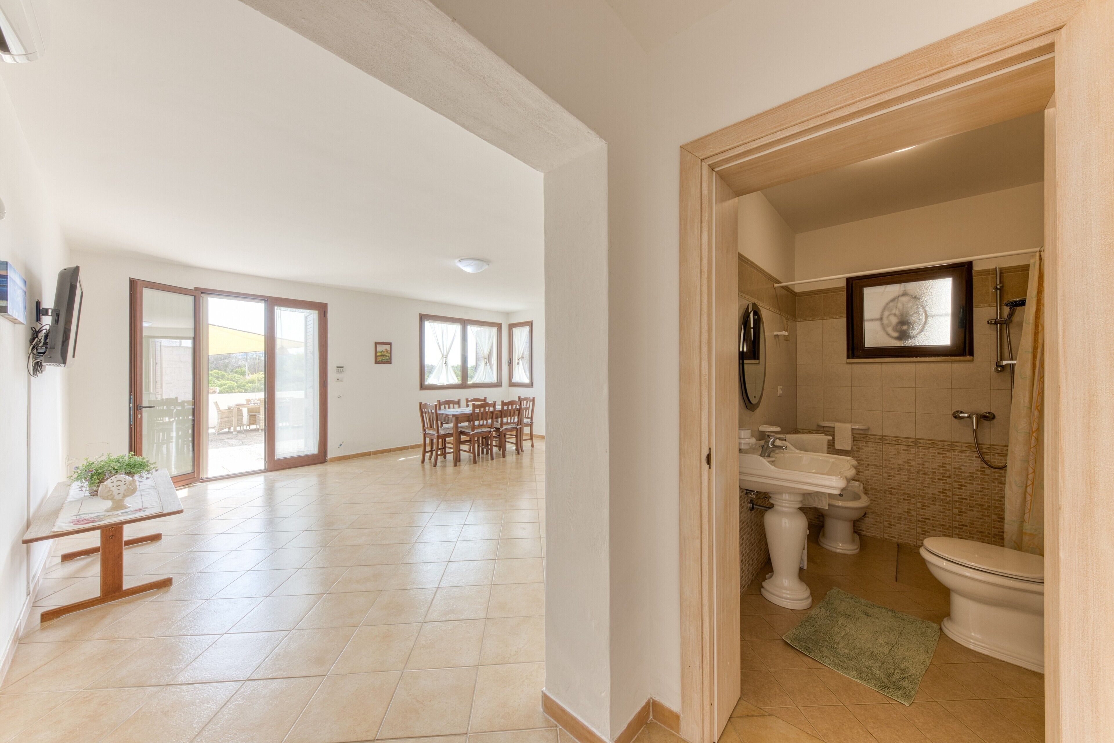 Chuveiro, secador de cabelo, toalhas de banho 