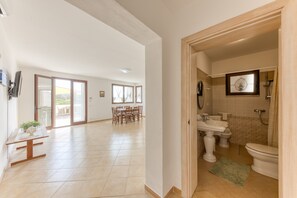 Douche, sèche-cheveux, serviettes fournies