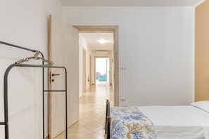 4 室のベッドルーム、アイロン / アイロン台、WiFi (無料)、ベッドシーツ