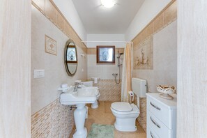 Douche, sèche-cheveux, serviettes fournies