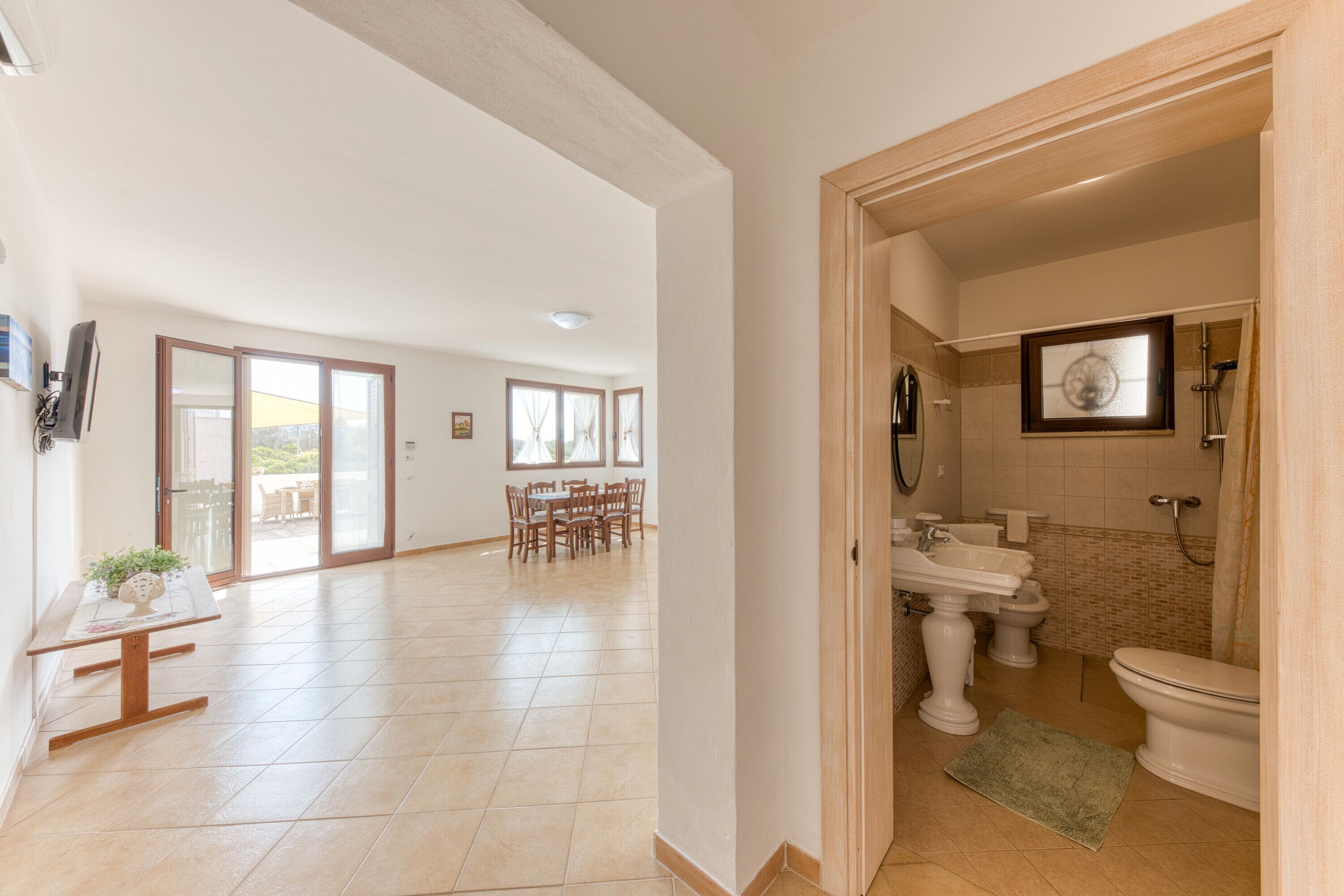 Dusj, hårføner og håndklær