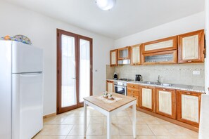 Fridge, oven, stovetop, electric kettle