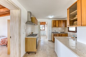 Fridge, oven, stovetop, electric kettle