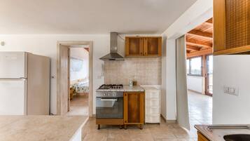 Kühlschrank, Ofen, Herdplatte, Wasserkocher