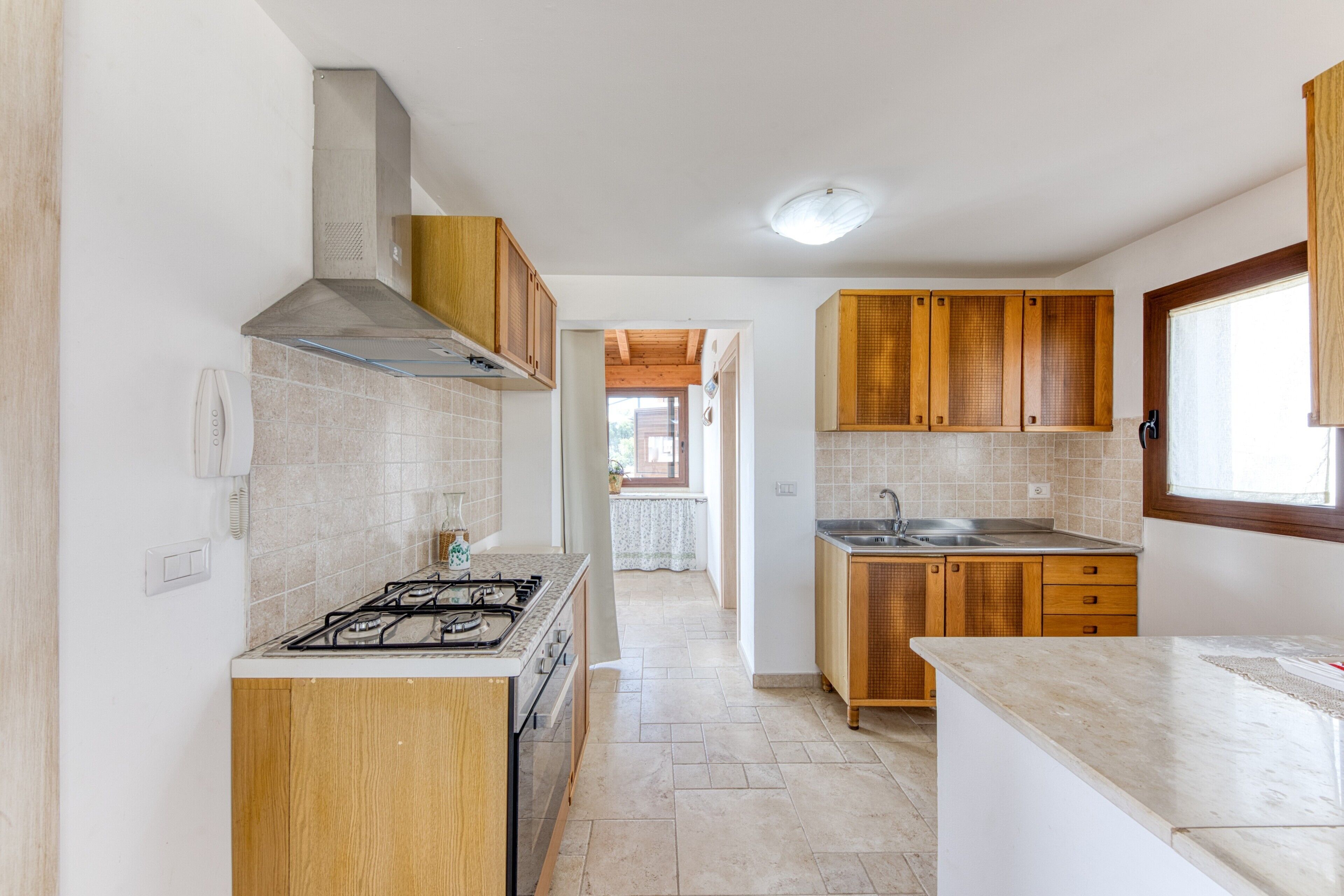 Jääkaappi, uuni, liesi, vedenkeitin