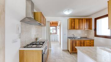 Jääkaappi, uuni, liesi, vedenkeitin