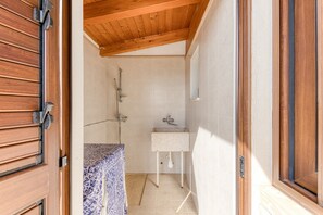 Regadera, secadora de cabello, toallas 