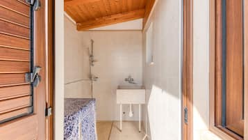 Suihku, hiustenkuivaaja, pyyhkeet