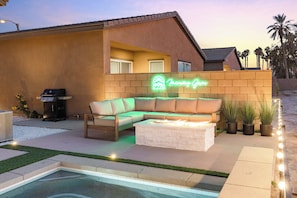 Terrace/patio - Fairway Gem: Pool+Spa, BBQ, Putting Green, EV Charger! (Indio)