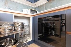 Jääkaappi, mikroaaltouuni, uuni, liesi