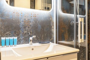 Shower, hair dryer, towels