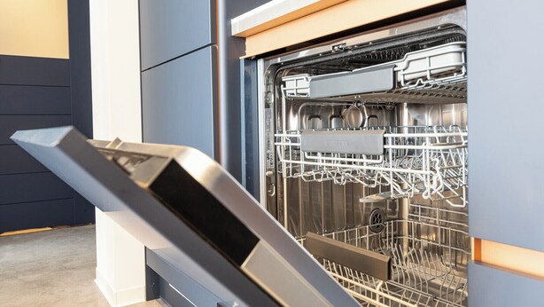 Un lave-vaisselle moderne doté d’un intérieur en acier inoxydable et d’un panneau de commande.