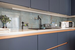 冷蔵庫、電子レンジ、オーブン、コンロ