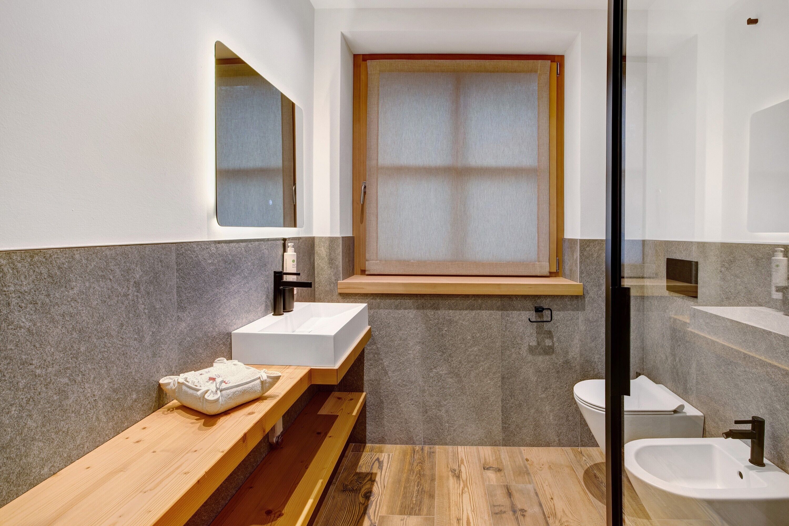 Een douche, een haardroger, handdoeken