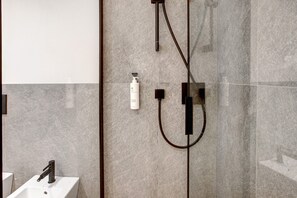 Een douche, een haardroger, handdoeken