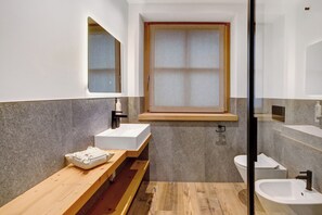 Douche, sèche-cheveux, serviettes fournies