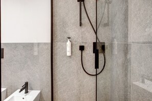 Shower, hair dryer, towels