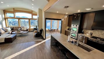 TV connectée, cheminée, jeux vidéo, table de tennis de table