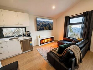 Smart TV, fireplace, stereo, computer monitors - Kilimanjaro Chalet –Modern Mount Buller Chalet Village Location Sleeps 12 (Mount Buller)
