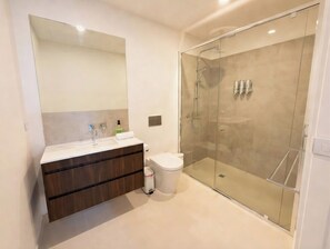 Shower, eco-friendly toiletries, hair dryer, towels - Modern Mt Buller Chalet Village Location Sleeps 12 (Mount Buller)