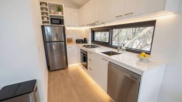 Jääkaappi, mikroaaltouuni, uuni, liesi