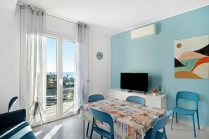 Dining - Apartment 'Iris' with Sea View, Private Terrace and Air Conditioning (Albenga)