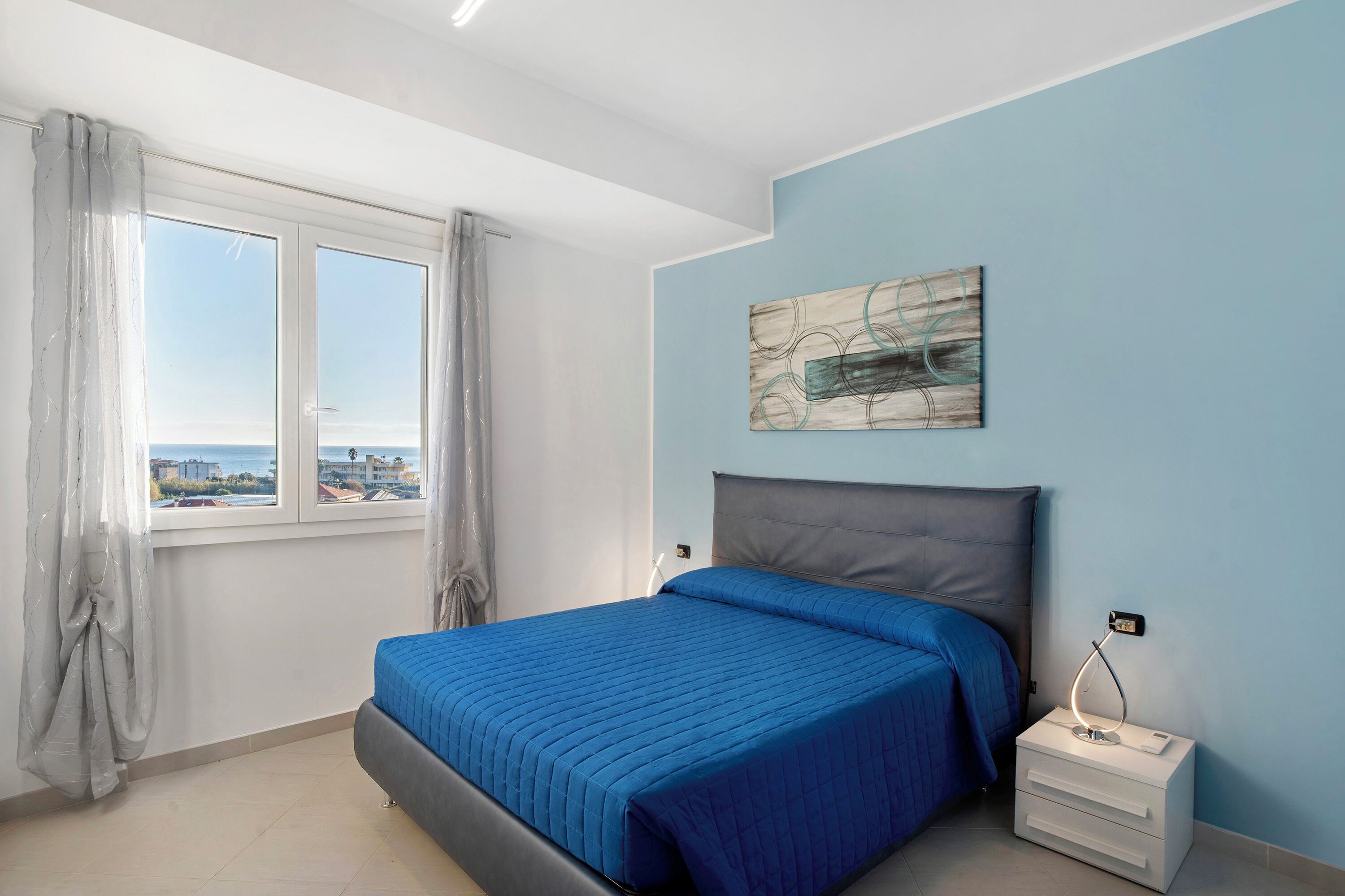 2 habitaciones, tabla de planchar con plancha y ropa de cama 