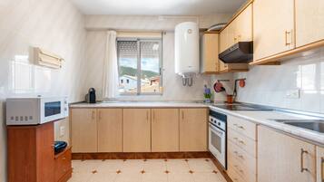 Een koelkast, een microgolfoven, een koffiezetapparaat/waterkoker